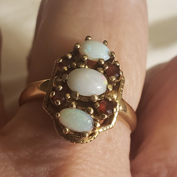 Jewelry - 10k yellow gold opal ring